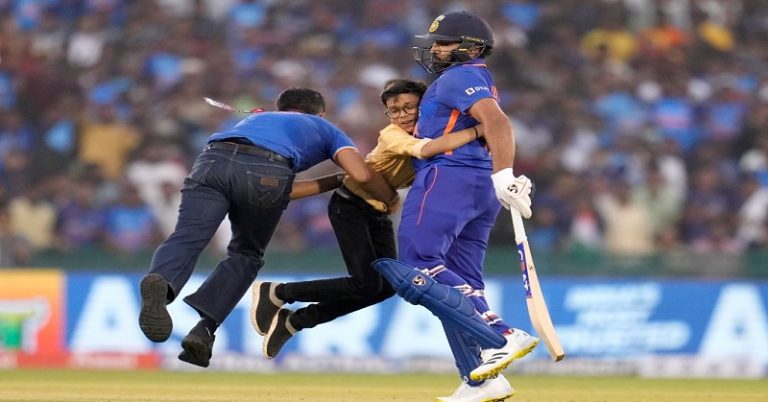 IND vs NZ : रोहित शर्मा से मिलने लाइव मैच के दौरान मैदान में घुसा नन्हा फैन, हिटमैन से यूं लिपट गया, देखें वीडियो